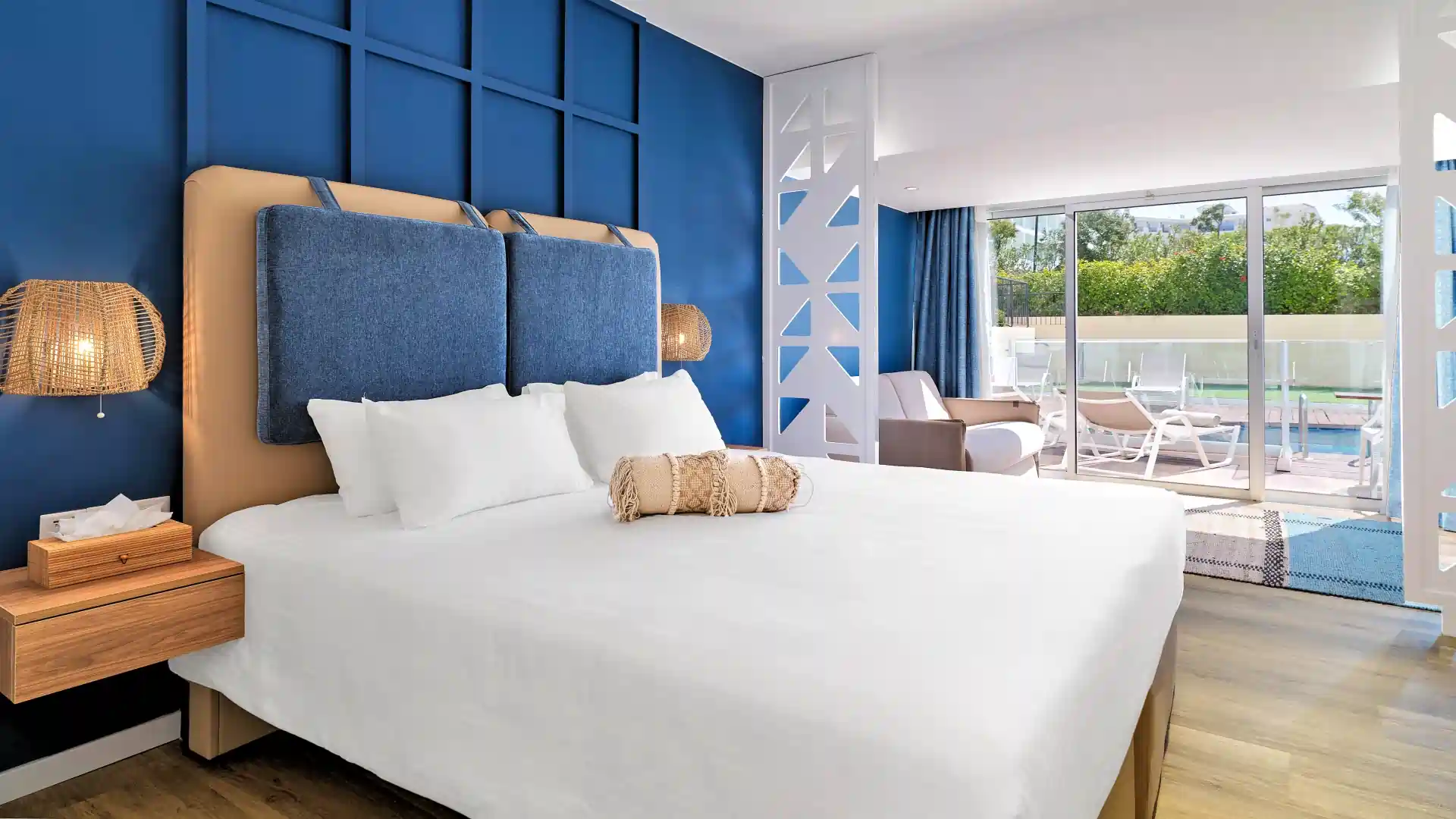 Swim-Up Family Room Garden View