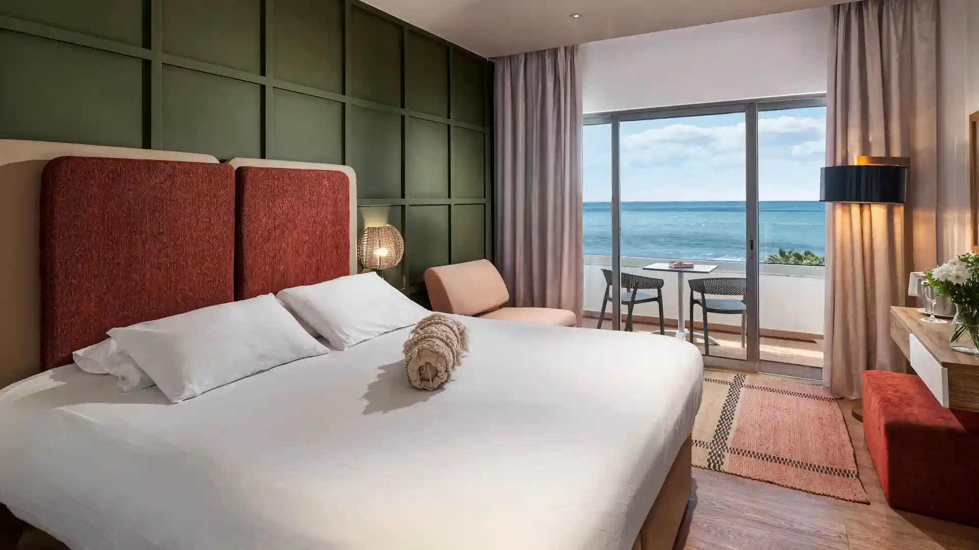 Leonardo Hotels & Resorts Mediterranean - deluxeRoomSeaViewWithExecutiveLoungeAccess_01