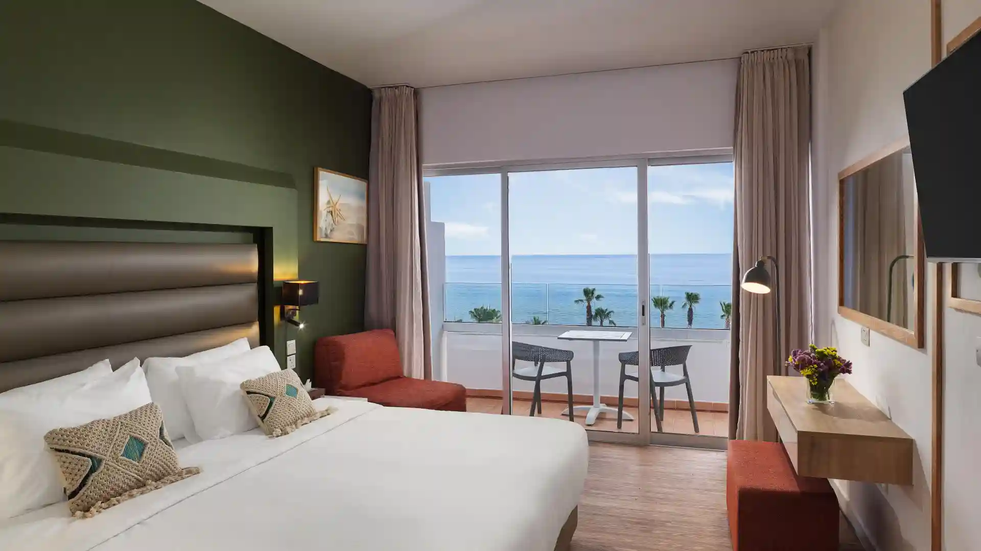Leonardo Hotels & Resorts Mediterranean - deluxeRoomSeaViewWithExecutiveLoungeAccess_04