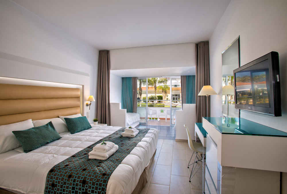 Leonardo Hotels & Resorts Mediterranean - familyRoomSeaViewOrPoolView_02