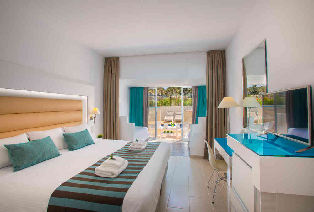 Leonardo Hotels & Resorts Mediterranean - swimUpFamilyRoomGardenView_01