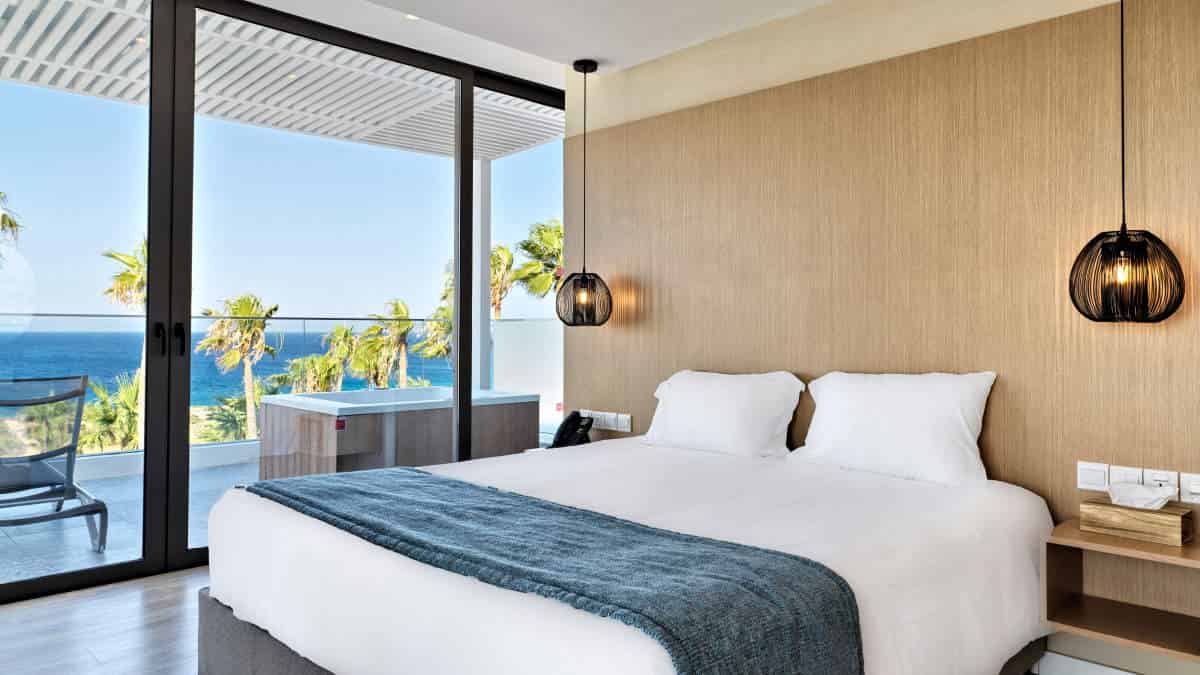 Leonardo Hotels & Resorts Mediterranean - executiveSuiteFrontSeaViewOutdoorHotTub_01