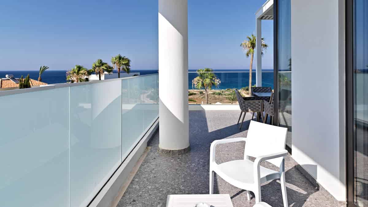 Leonardo Hotels & Resorts Mediterranean - executiveSuiteFrontSeaViewOutdoorHotTub_09