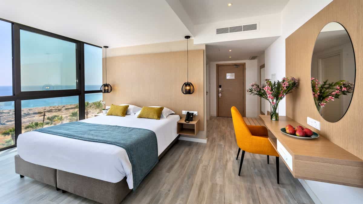 Leonardo Hotels & Resorts Mediterranean - juniorSuiteFrontSeaViewOutdoorHotTub_02