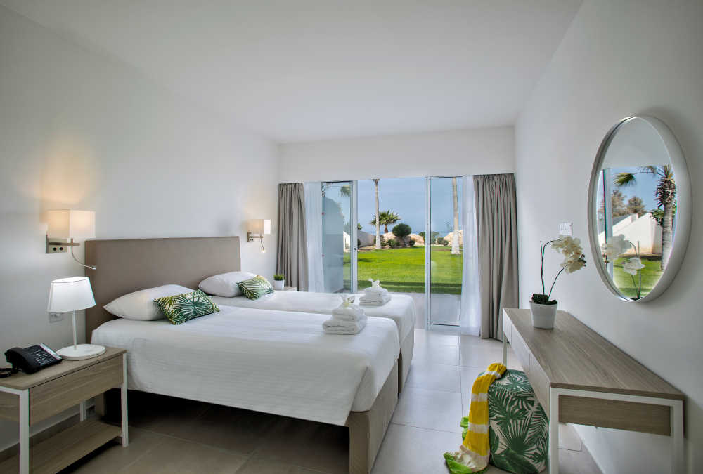 Leonardo Hotels & Resorts Mediterranean - executiveSwimUpSuite_01