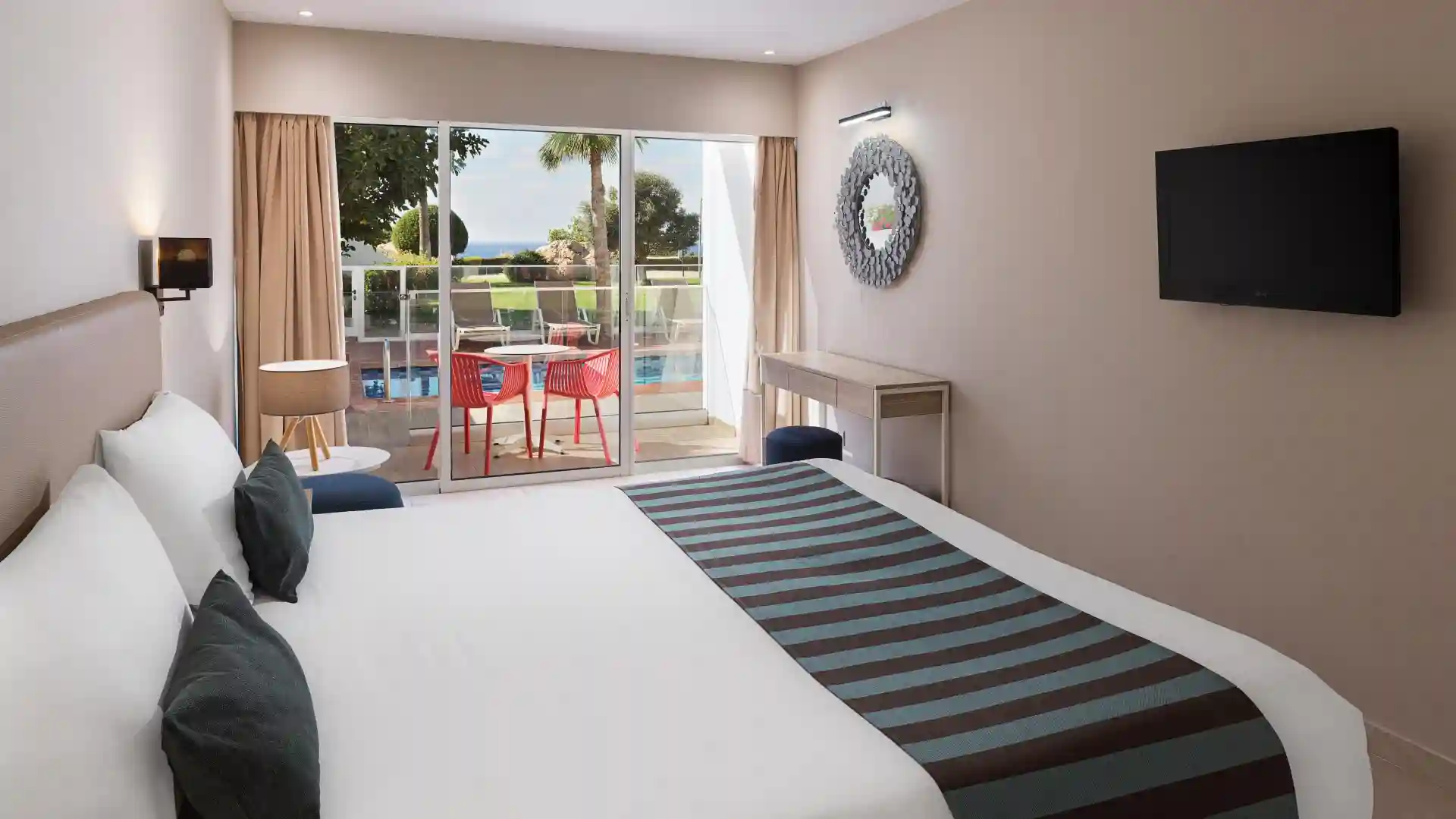 Leonardo Hotels & Resorts Mediterranean - executiveSwimUpSuite_09