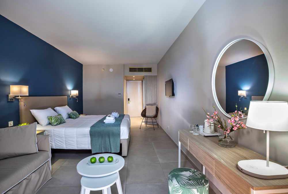 Leonardo Hotels & Resorts Mediterranean - juniorSuiteSeaView_02