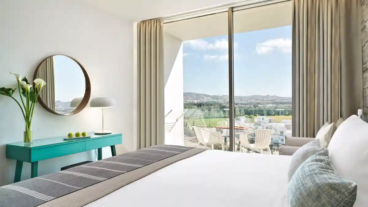 Leonardo Hotels & Resorts Mediterranean - deluxeRoomWithPanoramicInlandView_03