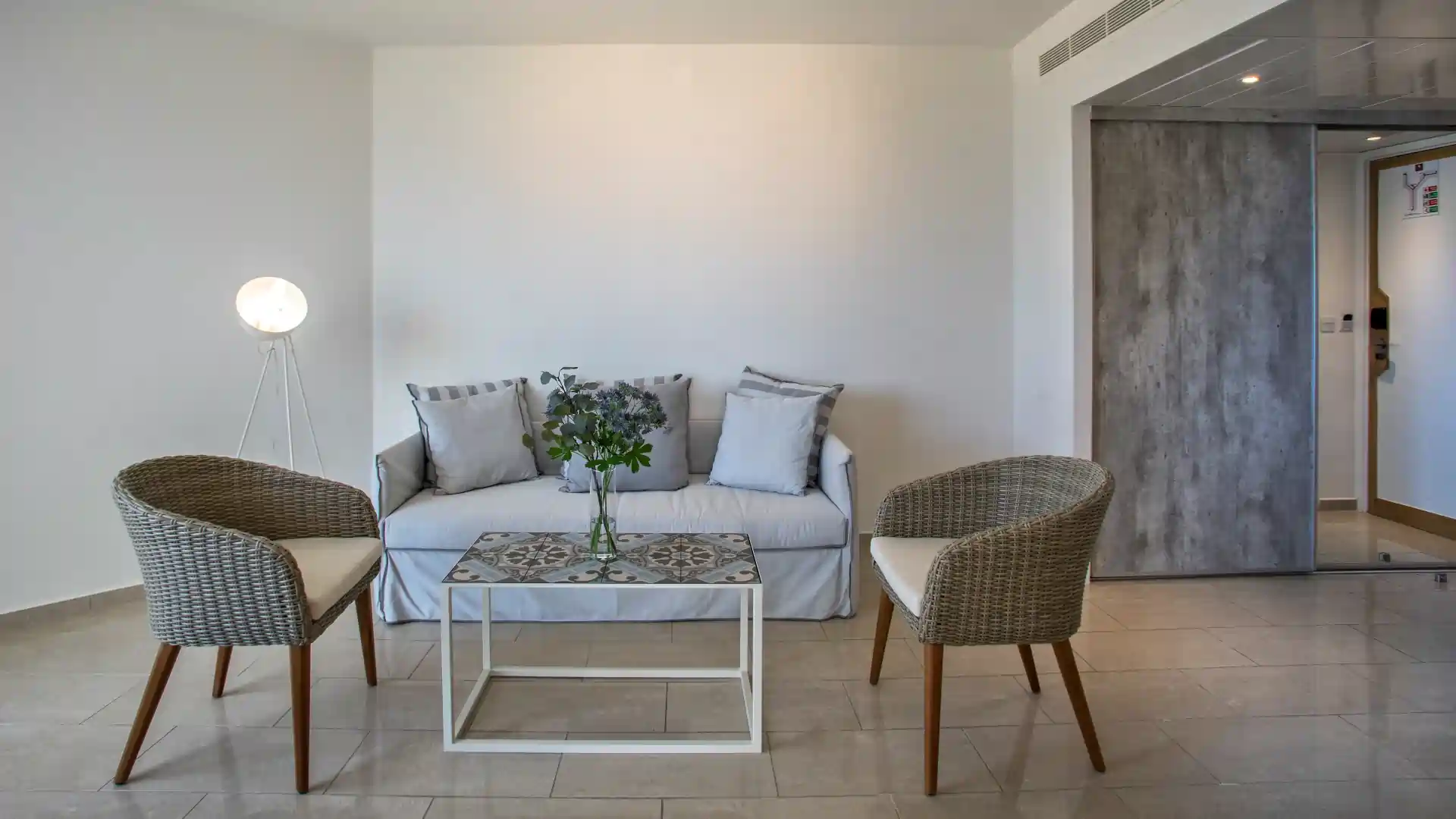 Leonardo Hotels & Resorts Mediterranean - presidentialSuiteWithPanoramicSeaView_01